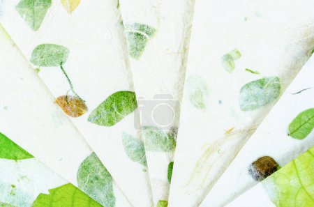 Foto de Montón de diferentes papel hecho a mano con hoja seca y flor. - Imagen libre de derechos