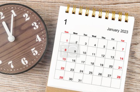 Foto de Enero 2023 Calendario mensual de escritorio para 2023 año con reloj. - Imagen libre de derechos