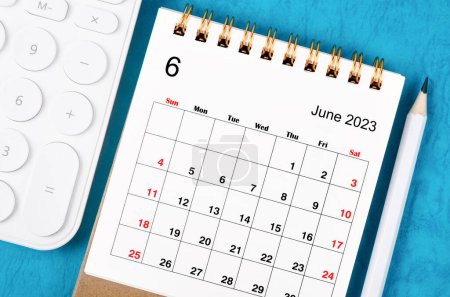 Juni 2023 Monatlicher Schreibtischkalender für das Jahr 2023 mit Taschenrechner und Holzstift.