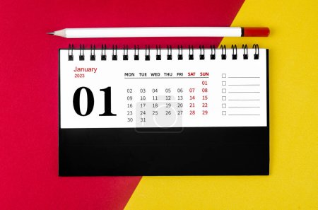 Januar Monatlicher Schreibtischkalender für 2023 Jahr mit weißem Bleistift auf schönem Hintergrund.