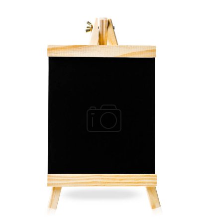 Téléchargez les photos : Petit tableau noir avec un cadre en bois sur un support isolé sur fond blanc. Sentier de coupe enregistré. - en image libre de droit