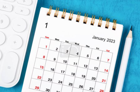 Januar 2023 Monatlicher Schreibtischkalender für das Jahr 2023 mit Taschenrechner und Holzstift.