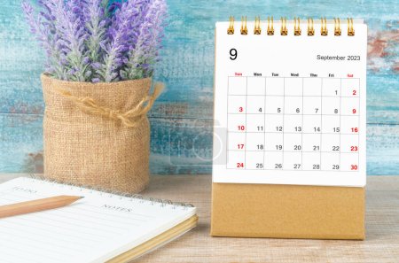 Téléchargez les photos : September 2023 Monthly desk calendar for 2023 year with diary. - en image libre de droit