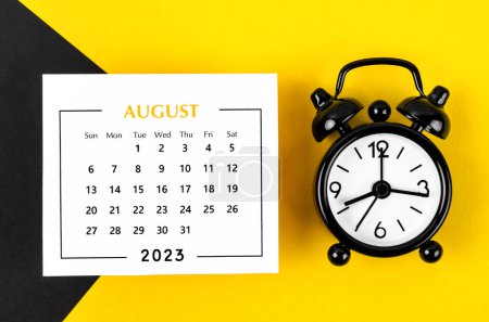 Téléchargez les photos : August 2023 Monthly calendar for 2023 year with black colour alarm clock on beautiful background. - en image libre de droit