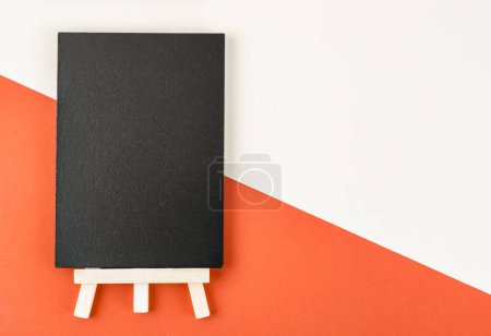 Téléchargez les photos : Empty blackboard with a wooden frame on beautiful background for your text or message. - en image libre de droit