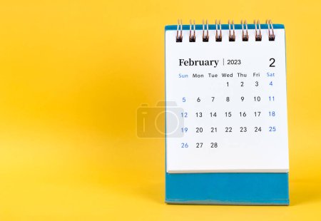 Febrero 2023 calendario de escritorio sobre fondo de color amarillo.