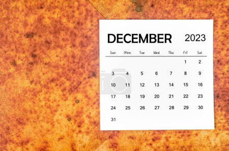 Foto de Diciembre 2023 Calendario mensual para 2023 año sobre fondo grunge rojo. - Imagen libre de derechos