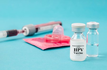 Téléchargez les photos : Flacon de drogue Papillomavirus humain : vaccin Hpv et préservatif avec échantillon de sang pour analyse dans un tube sanguin. - en image libre de droit