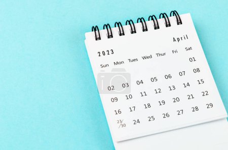 Abril 2023 Calendario mensual de escritorio para 2023 año sobre fondo azul.