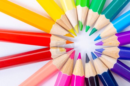 Téléchargez les photos : Crayons de couleur sur fond blanc - en image libre de droit