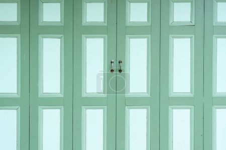 Téléchargez les photos : Bleu vert texture fond de vieille porte en bois - en image libre de droit