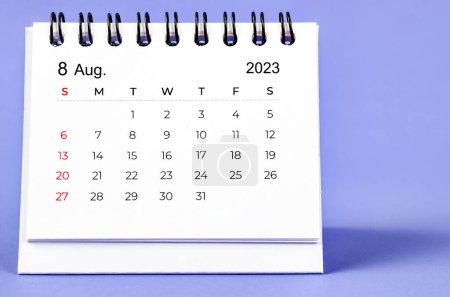 Foto de Agosto 2023 Calendario mensual de escritorio para 2023 año sobre fondo púrpura. - Imagen libre de derechos