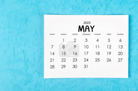 Foto de Mayo 2023 Calendario mensual para 2023 año sobre fondo azul. - Imagen libre de derechos