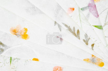 Foto de Pila de diferentes flores secas Papel reciclado hecho a mano. - Imagen libre de derechos
