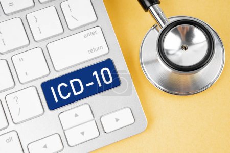 Clasificación Internacional de Enfermedades y Problema de Salud Relacionado 10 Revisión o CIE-10 y estetoscopio médico en teclado de computadora.