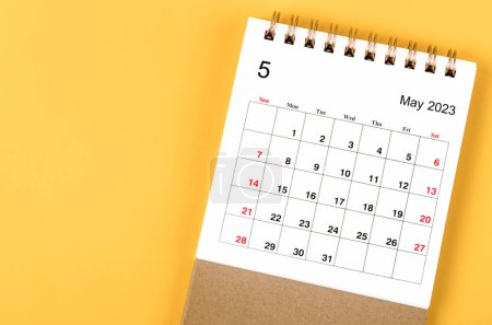 Foto de Mayo 2023 Calendario mensual de escritorio para 2023 año sobre fondo amarillo. - Imagen libre de derechos