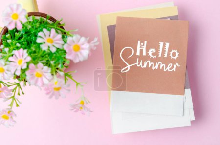 Téléchargez les photos : Bonjour l'été sur papier notes et fleurs de couleur rose. - en image libre de droit