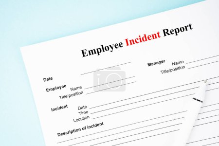Foto de Plantilla de un documento de informe de incidente del empleado y y pluma sobre fondo azul. - Imagen libre de derechos