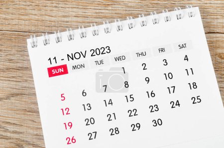 Foto de Noviembre 2023 calendario de escritorio para 2023 sobre fondo de madera. - Imagen libre de derechos