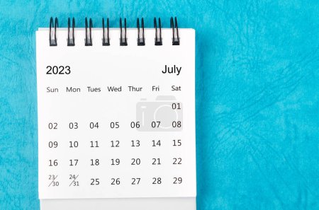 Juli 2023 Monatlicher Schreibtischkalender für 2023 Jahr auf blauem Hintergrund.
