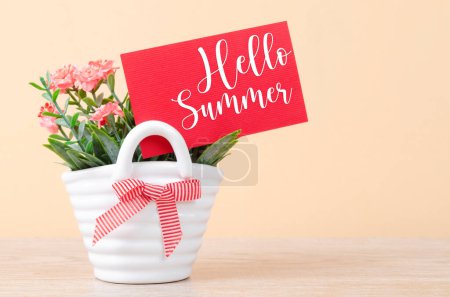 Téléchargez les photos : Bonjour l'été sur carton rouge avec bouquet de fleurs dans un vase. - en image libre de droit