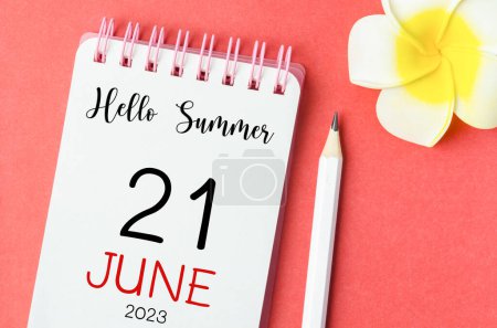 Téléchargez les photos : Bonjour Summer le 21st June 2023 calendrier et stylo avec fleur sur fond rouge. - en image libre de droit