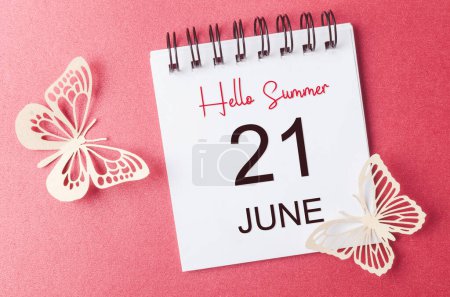 Téléchargez les photos : Bonjour Summer le 21st June 2023 calendrier avec papier papillon sur fond rouge. - en image libre de droit