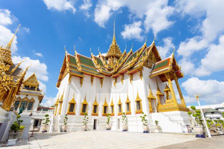 Téléchargez les photos : Grand palais, Wat pra kaew avec ciel bleu, bangagara, Thaïlande - en image libre de droit