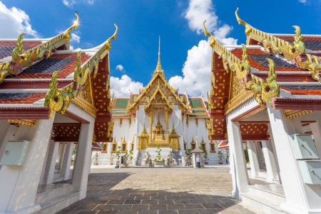 Téléchargez les photos : Salle du Trône Chakri Maha Prasat à Wat Pra Kaeo, Thaïlande. - en image libre de droit