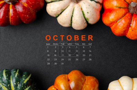 Oktober 2023 Kalender und Kürbisse auf schwarzem Hintergrund.
