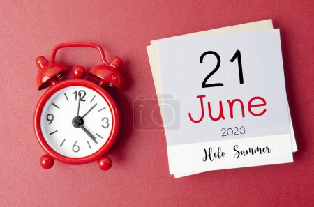 Téléchargez les photos : Bonjour Summer sur 21 Juin 2023 calendrier et réveil sur fond rouge. - en image libre de droit