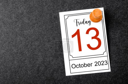 Freitag der 13. Kalender mit hölzernen Stecknadeln auf schwarzem Hintergrund.