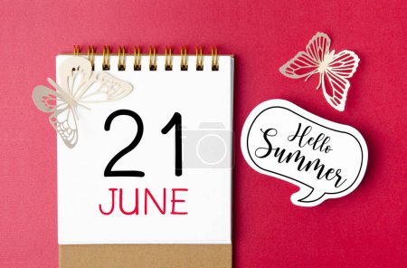 Téléchargez les photos : Bonjour Summer le 21ème Juin 2023 calendrier et papillon Peper sur fond rouge. - en image libre de droit