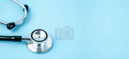 Téléchargez les photos : Matériel médical stéthoscope ou phonendoscope isolé sur fond bleu pastel tendance. - en image libre de droit
