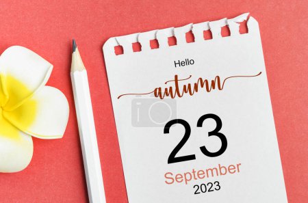 Téléchargez les photos : Bonjour automne le 23 septembre 2023 calendrier et stylo avec fleur sur fond rouge. - en image libre de droit