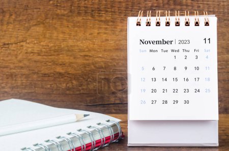 Foto de Noviembre 2023 Calendario mensual de escritorio para 2023 año con diario. - Imagen libre de derechos
