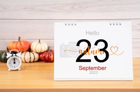 Téléchargez les photos : Bonjour automne le 23 septembre 2023 calendrier de bureau avec citrouilles. - en image libre de droit