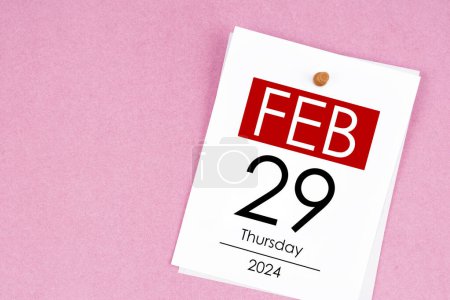 Calendrier du 29 février pour le 29 février et broche en bois sur fond rose. Année bissextile, jour intercalaire, bissextile.