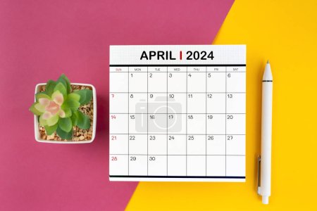 Calendario blanco para abril de 2024 y pluma sobre un hermoso fondo, concepto de planificación.