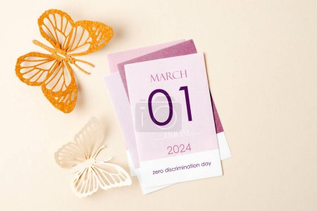 1. März 2024 Kalenderkarte und Papierschmetterling. Konzepte zum Tag der Diskriminierung.