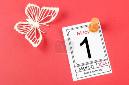 1. März 2024 Mini-Kalender und Papierschmetterling. Konzepte zum Tag der Diskriminierung.