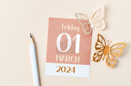 1. März 2024 Kalenderkarte und Papierschmetterling. Konzepte zum Tag der Diskriminierung.