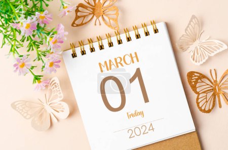 1. März 2024 Schreibtischkalender und Papierschmetterling. Konzepte zum Tag der Diskriminierung.