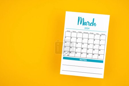 März 2024 Kalenderblatt auf gelbem Hintergrund.