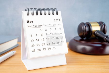 Tischkalender für Mai 2024 und Richtergabel auf dem Arbeitstisch.
