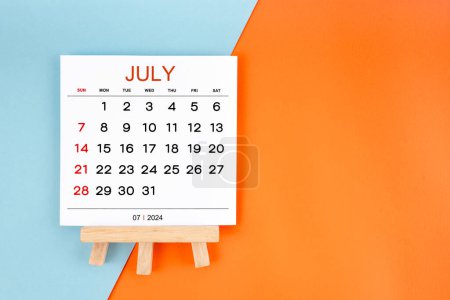 2024 Juli Kalenderblatt auf blauem und orangefarbenem Hintergrund.
