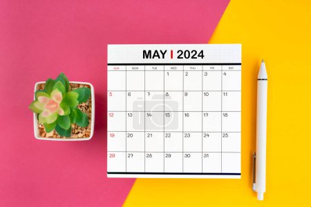 Calendario blanco de mayo de 2024 y pluma sobre un hermoso fondo, concepto de planificación.
