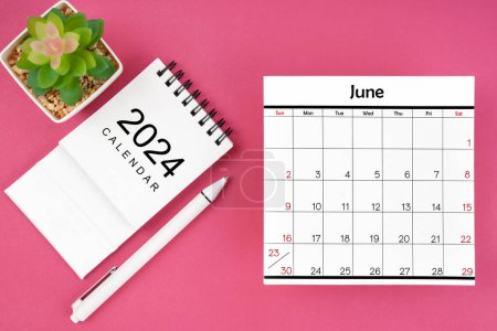 Weißer Kalender für Juni 2024 und Stift auf rosa Hintergrund, Planungskonzept.