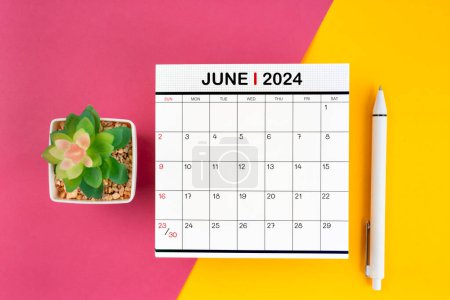 Calendario blanco para junio de 2024 y pluma sobre un hermoso fondo, concepto de planificación.