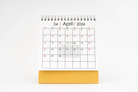 2024 April monatlicher Tischkalender isoliert auf weißem Hintergrund.
